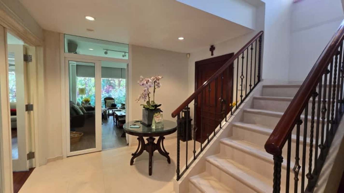 Dining area and family room open concept in 6BR house Panama