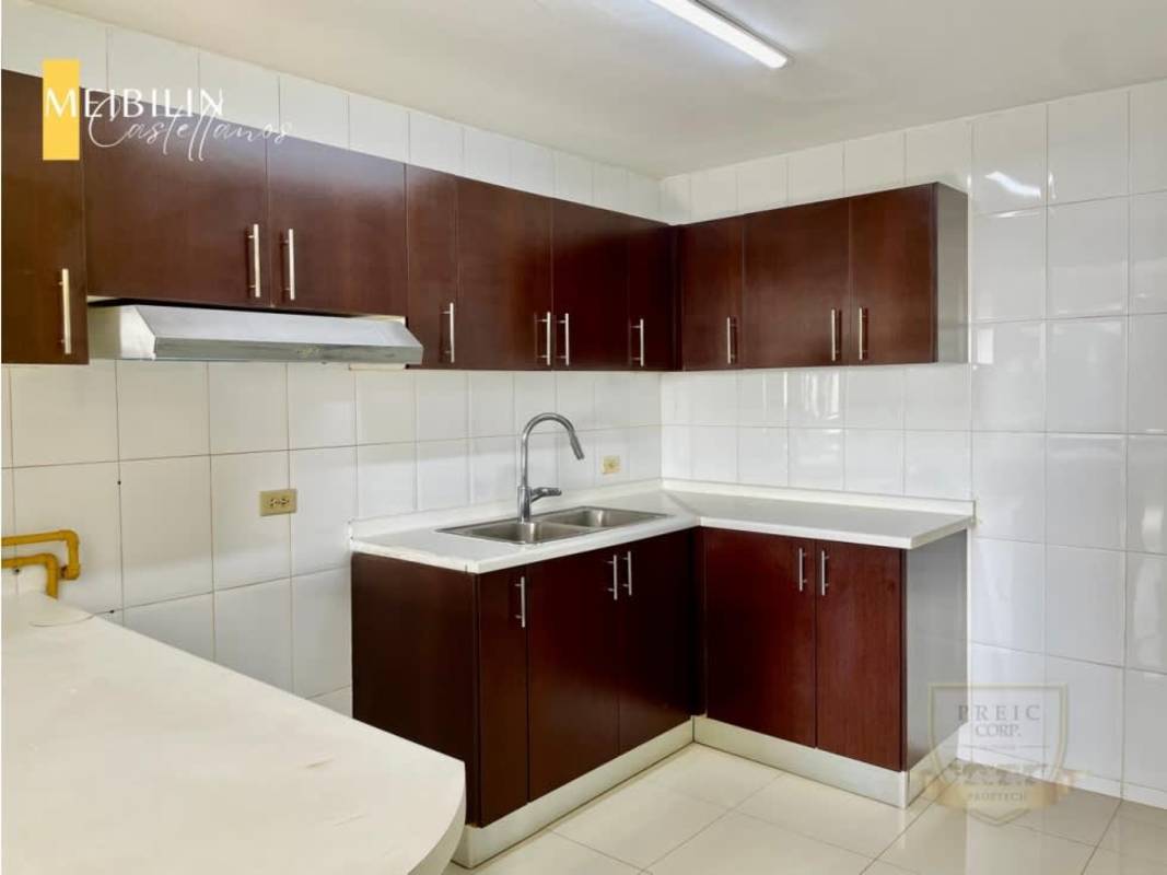 Dining room with panoramic city views, natural light, ceiling fan at PH Sky Level Panama City