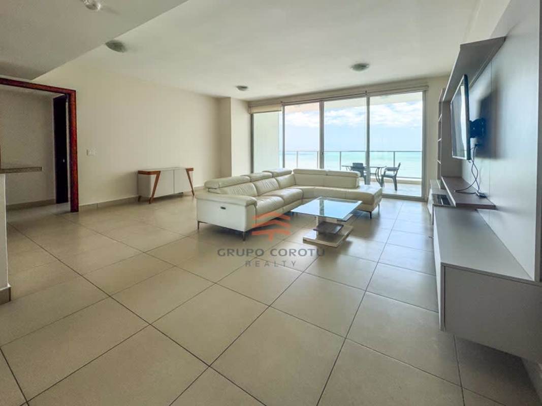 Master suite with sea view, walk-in closet and en-suite bathroom in PH Dupont Punta Pacífica