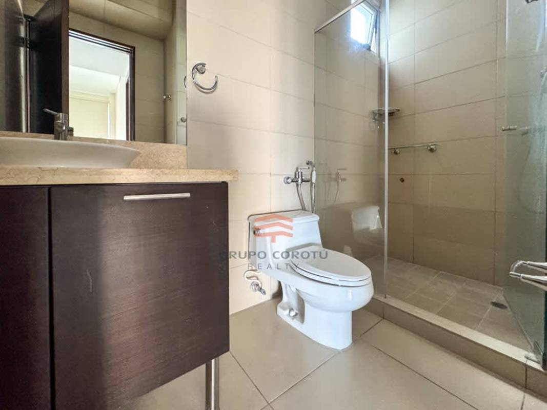 Elegant bathroom with soaking tub and double vanity PH Dupont Punta Pacifica Panama