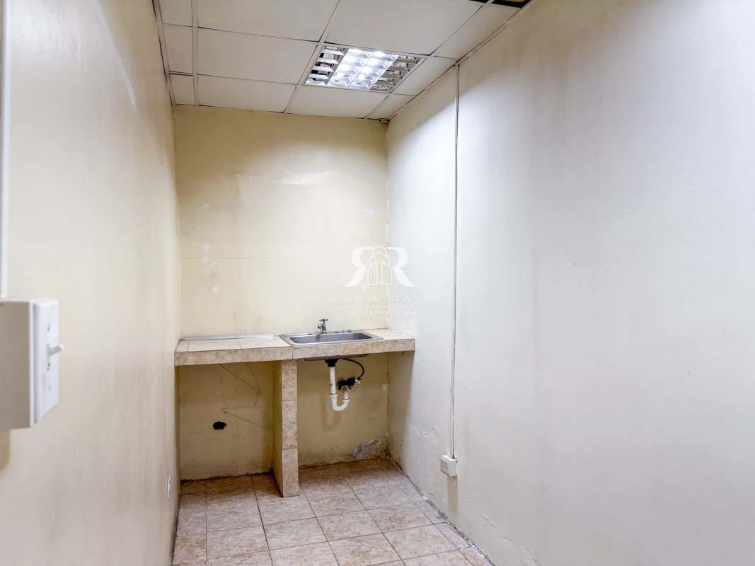 Commercial Galera with Offices in Parque Lefevre