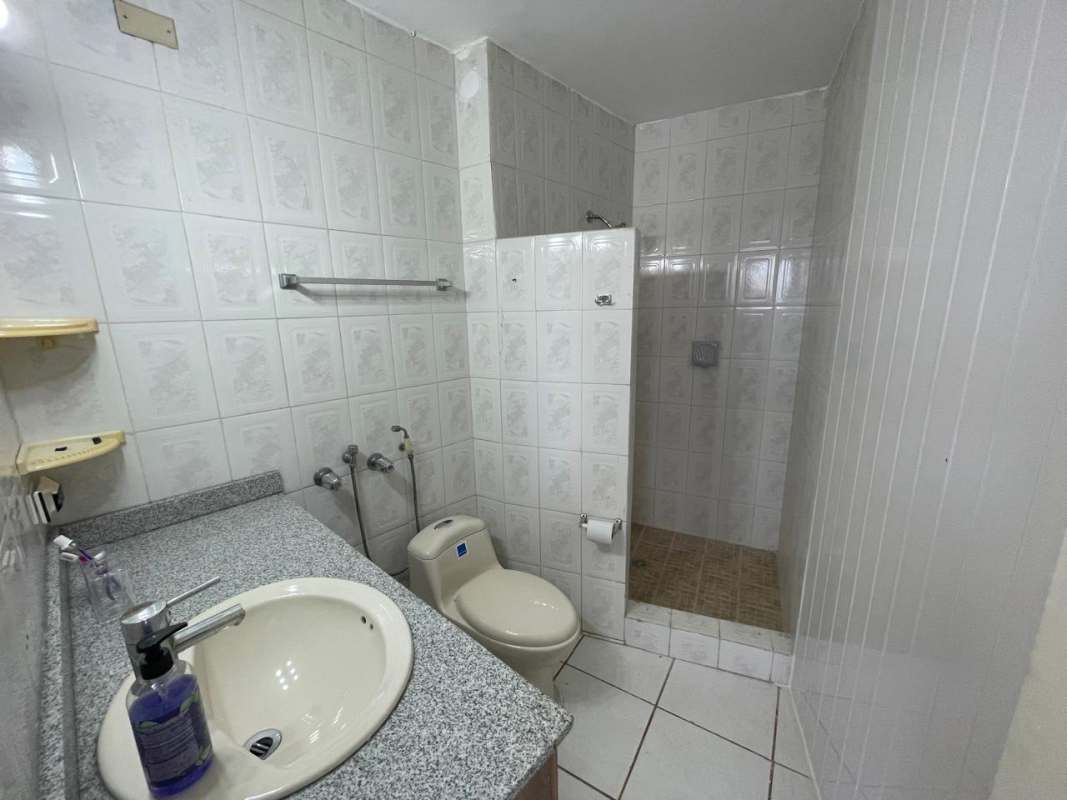 Traditional bathroom with granite countertop, walk-in shower, tiled walls in PH Beverly Hills Betania Panama City