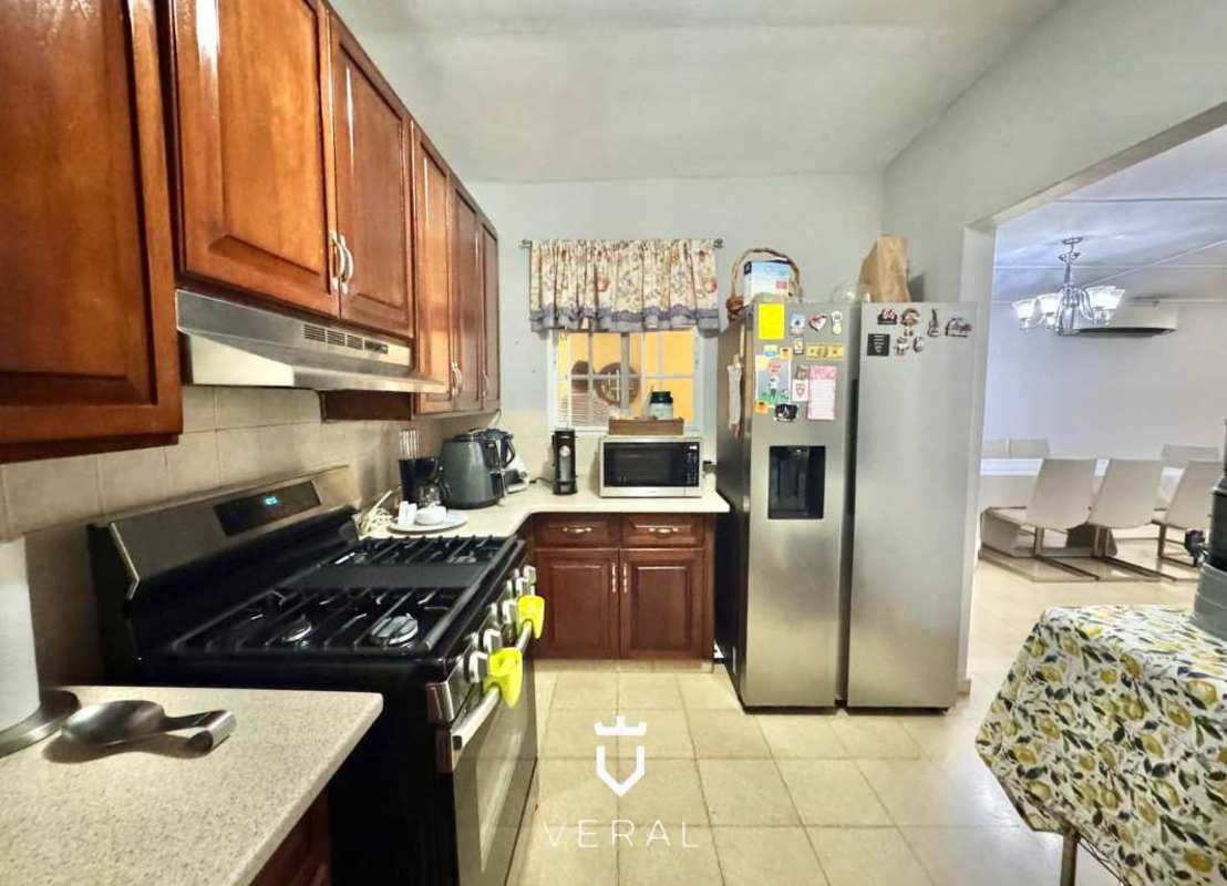 Master bedroom with AC, ceiling fan, closet private bath Betania Panama house for sale