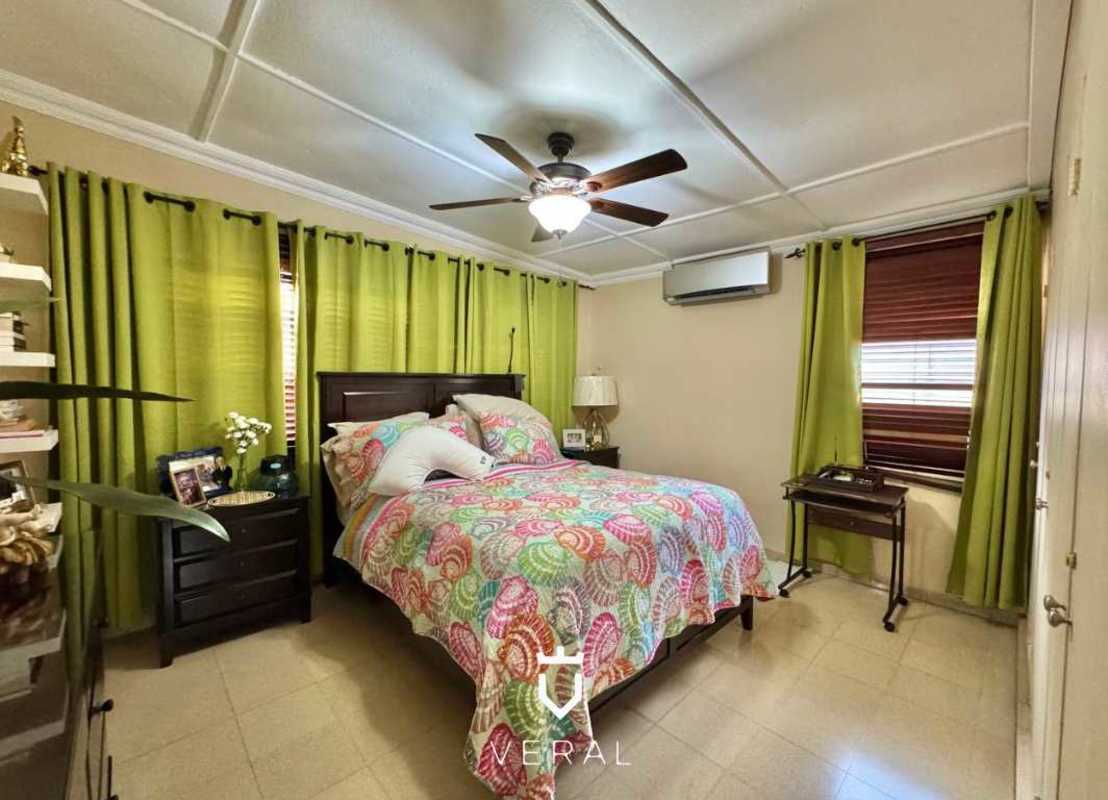 Bathroom with accessible walk-in shower in Betania Panama family house
