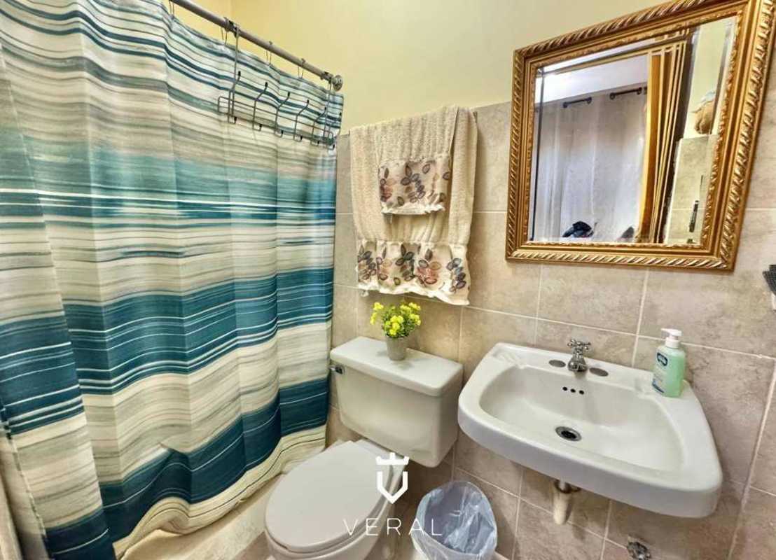 Full bathroom bathtub, tile walls Betania Las Mercedes Panama house sale