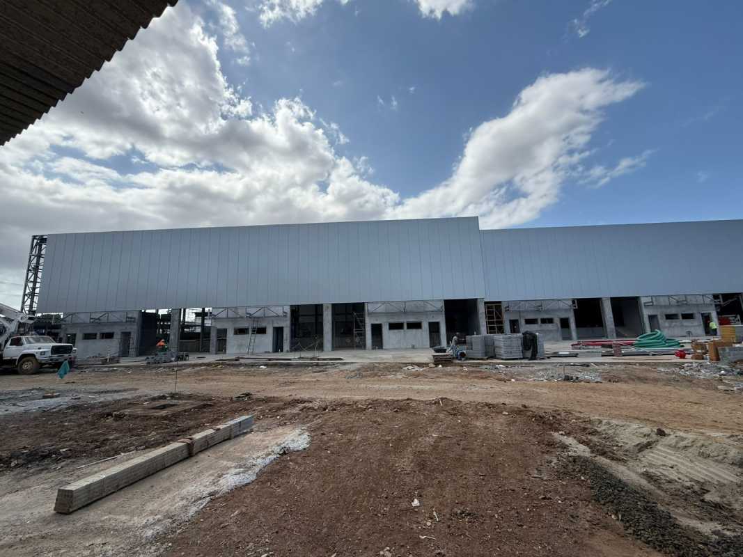 Industrial warehouse interior with 9.5m high ceilings and concrete floors in Panama City