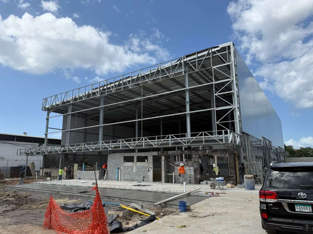 Exterior front of industrial warehouse building in Juan Díaz near Tocumen