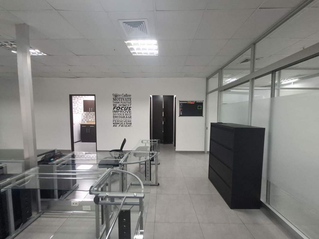 Glass-walled meeting room with large windows and skyline view in Panama City PH Office One Tower