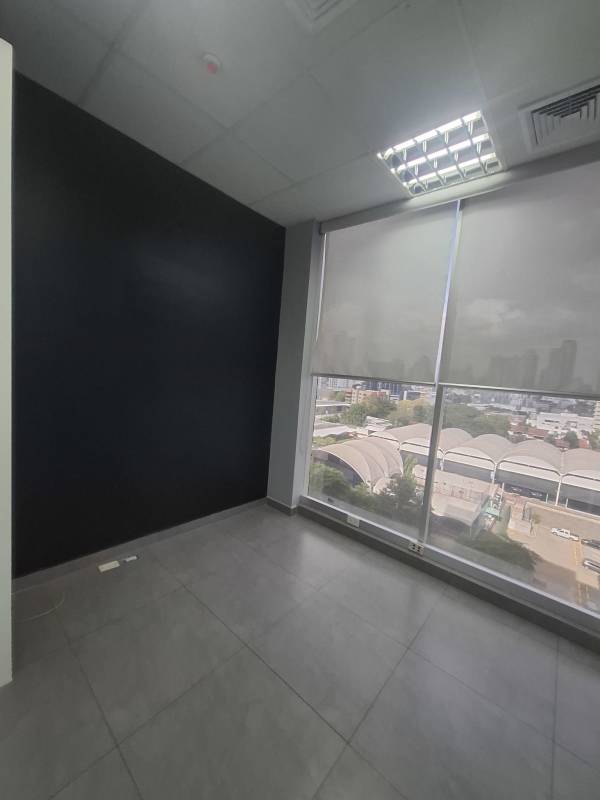 Large window with roller blinds and panoramic city view from commercial office PH Office One Obarrio Panama City