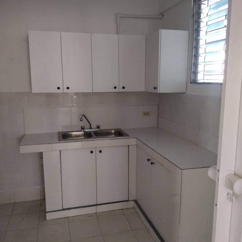 Bedroom space with ceramic tile floor and windows PH El Cangrejo Panama