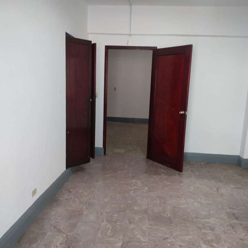 Living area with multiple windows and tile floors in PH El Cangrejo Residences