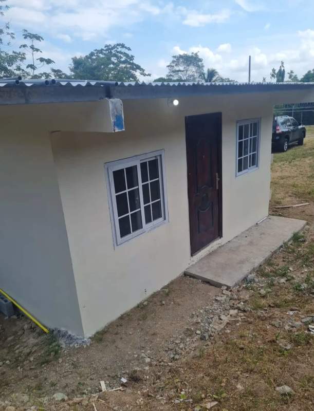 Basic rental room interior with fan, tile floor, glass door near La Doña metro Panama