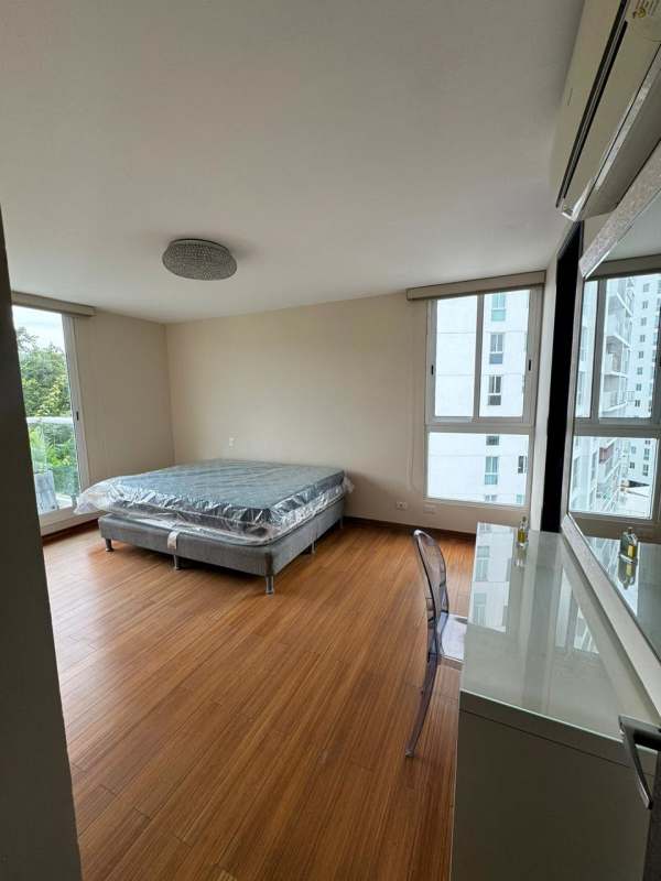 Modern bedroom large windows, wood floors, AC unit in Clayton Park II Panama