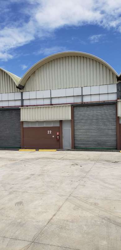 Empty commercial office area inside warehouse with tiled floor and drop ceiling in Villa Zaita Panama