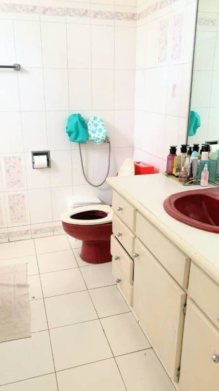 Bathroom with burgundy toilet sink decorative tiles PH Bay Tower Punta Paitilla rental Panama
