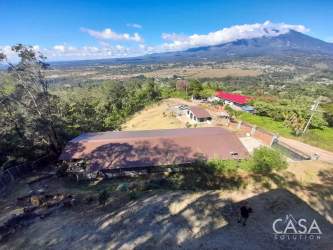 Mountain guesthouse within private estate in Jaramillo Boquete with gardens and volcano views