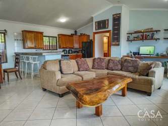 Living and kitchen open plan in mountain view estate in Jaramillo Boquete