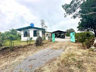 Lush garden and panoramic mountain views at Volcán, Chiriquí estate for sale