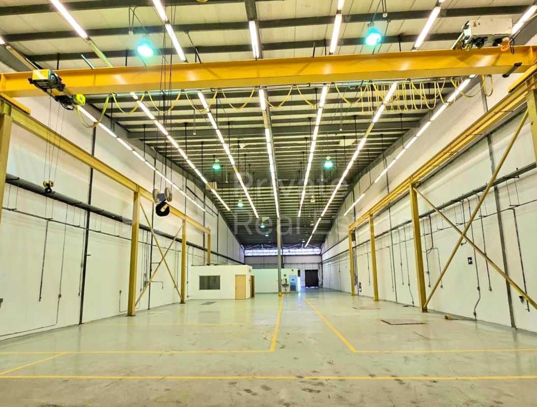 Industrial warehouse space with crane, reinforced beams and lighting in Milla 8 Panama City
