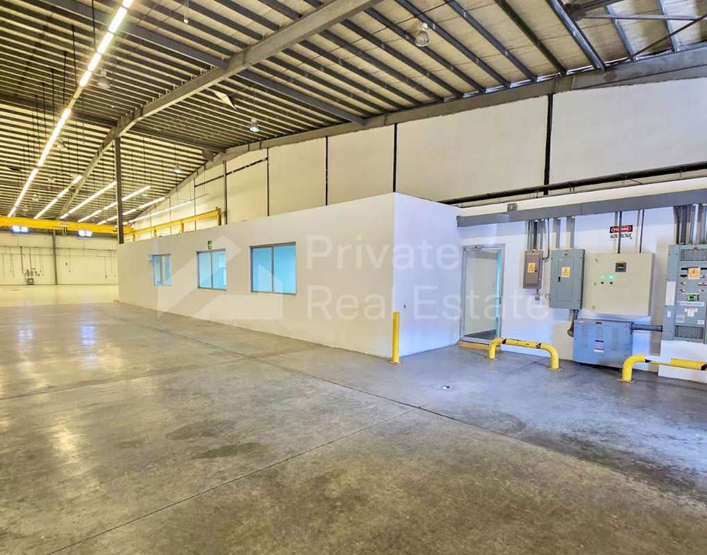 Spacious warehouse interior in Milla 8 Panama City with open floor area and industrial lighting