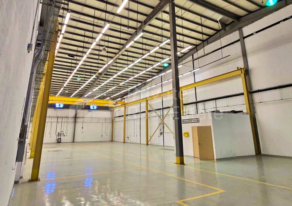 Spacious industrial warehouse interior with crane system, high ceilings and internal office Milla 8 Panama