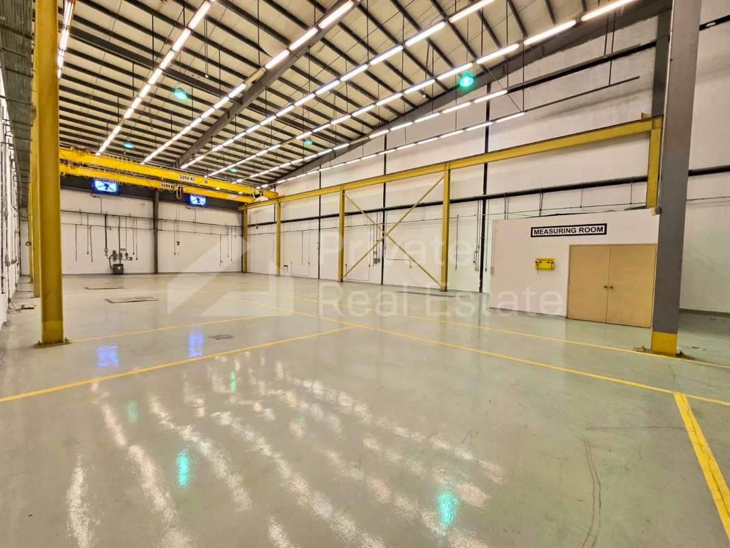 Large open warehouse space with yellow overhead crane and polished concrete floor in Panama
