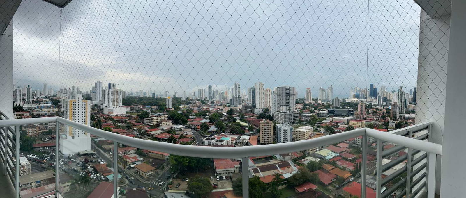 Bedroom with window and built-in wardrobe in PH Metropolitan Park Panama City