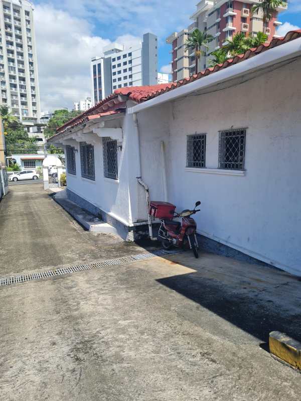 Commercial building facade with ramp, stairs, parking accessible for rent in El Carmen Panama