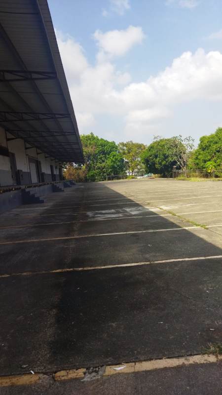 Warehouse exterior with parking area and truck maneuver space in Juan Díaz Panama