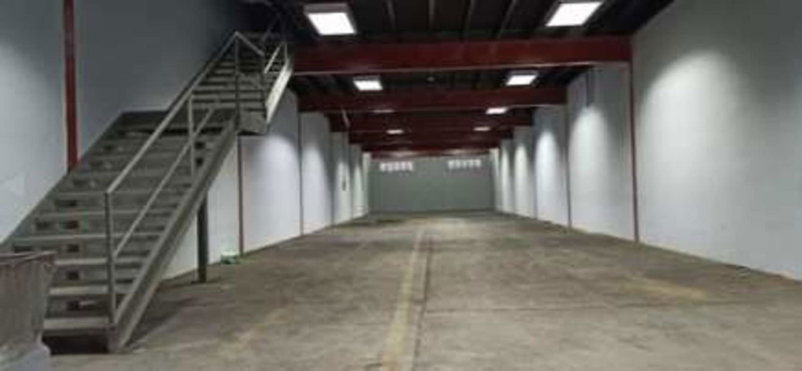 Industrial warehouse entrance with elevated loading dock in Juan Díaz Panama