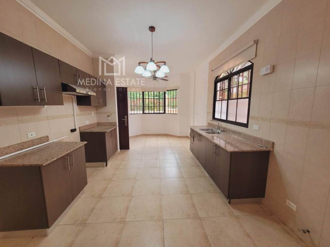 Spacious secondary bedroom with bath and closet in Clayton Panama