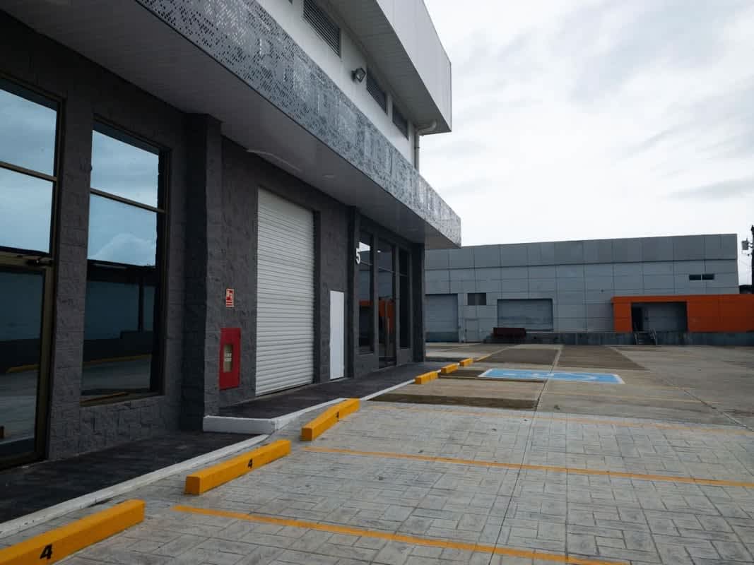 Exterior facade with parking of commercial warehouse Tocumen Industrial Zone for rent