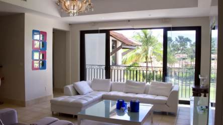 Elegant open-plan kitchen and dining area with granite counters and stainless appliances in Buenaventura condo Panama