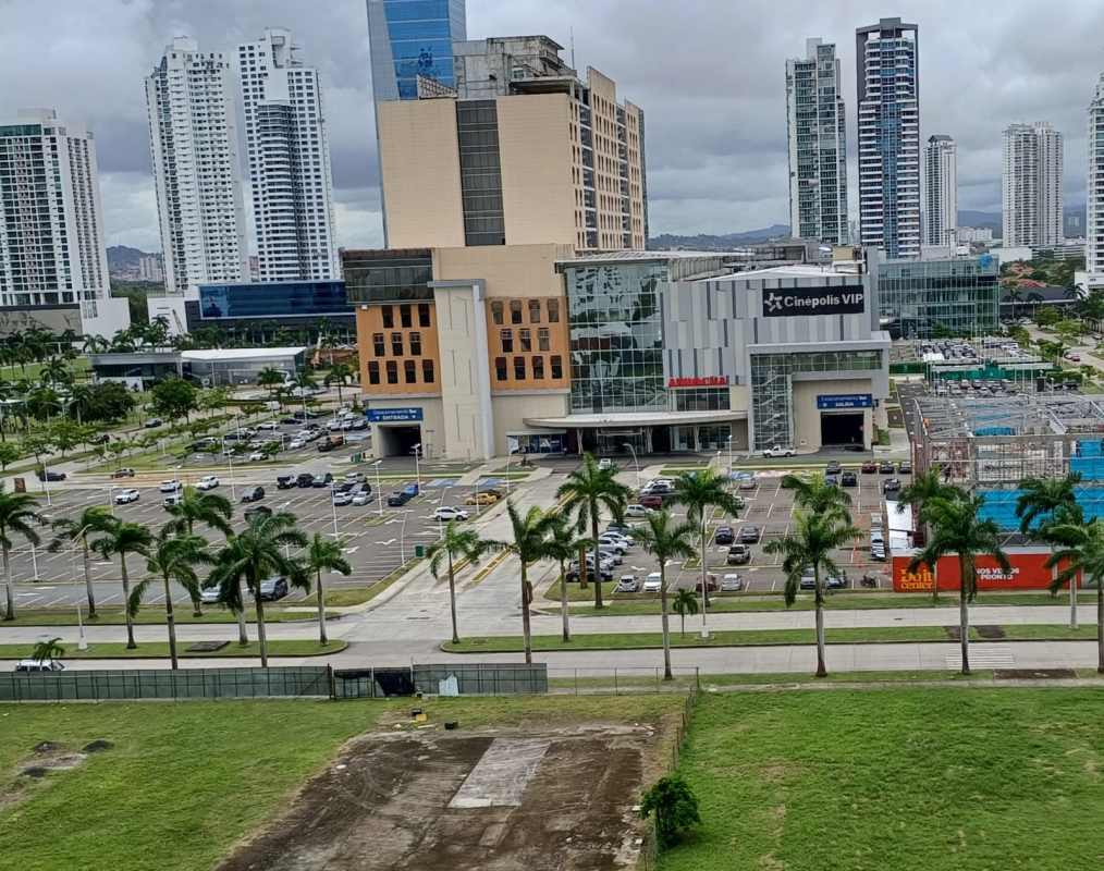 Large living room with marble floor and balcony view in PH Vitri Tower Punta Pacifica Panama