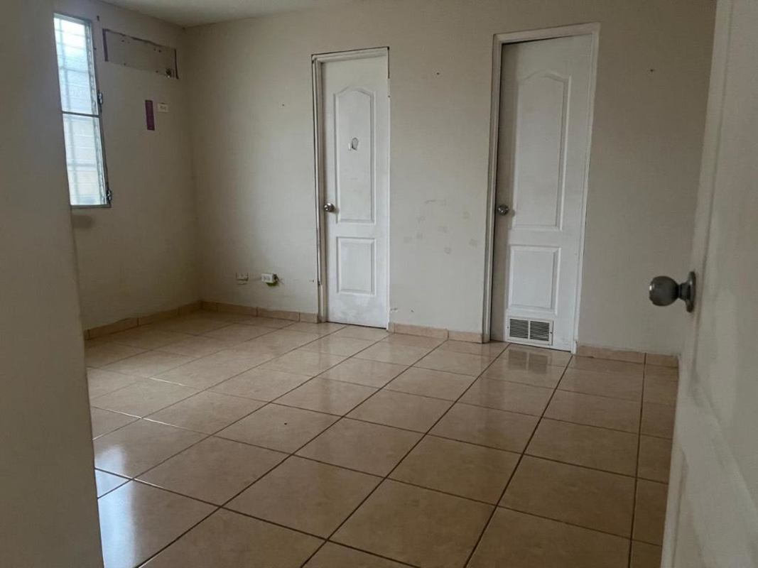 Spacious room with tile floor in house for sale in Brisas del Golf Panama