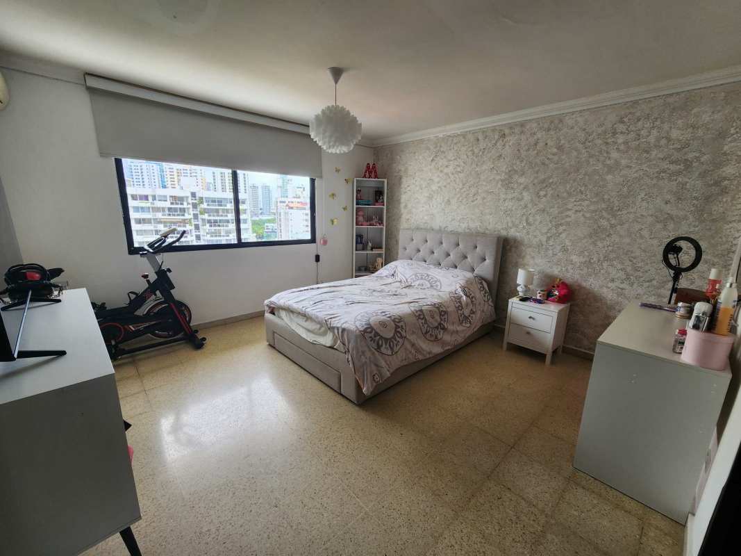 Bedroom with split AC, city views, and neutral tones in PH Torre Marbella Panama City