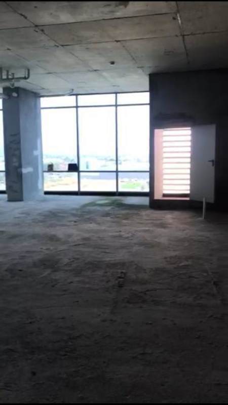 Shell commercial interior with tall floor to ceiling windows in Santa Maria Office Plex Panama
