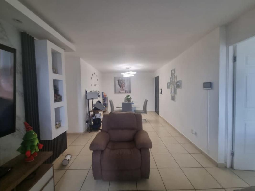 Living room with large window, TV console, ceramic tile floor at PH Vista Esmeralda La Alameda Panama