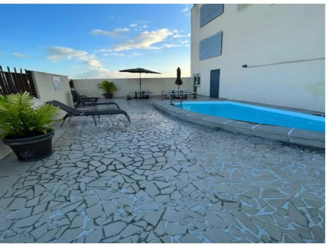 Rooftop swimming pool with lounge chairs umbrellas panoramic views PH Vista Esmeralda Panama