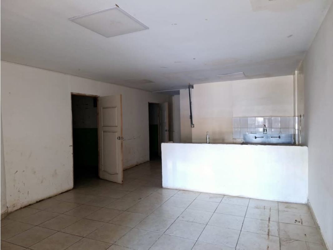 Commercial local with tiled floor and white walls in PH Mystic Tower Panama City