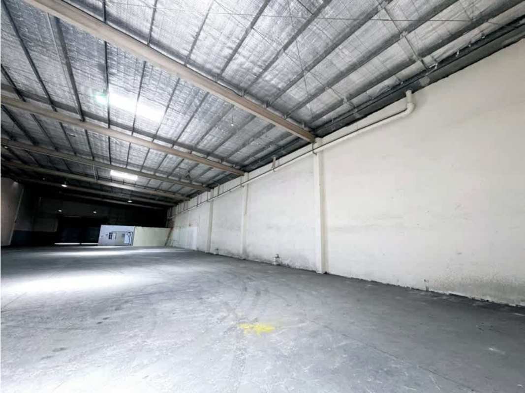 Open plan warehouse floor with concrete and high metal roof for logistics Panama City