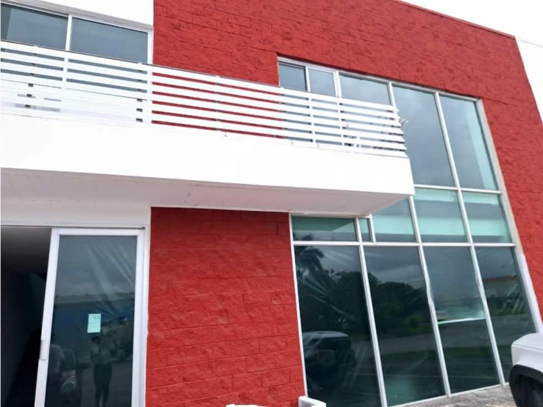 Open industrial space with large entrance and high ceiling in Pacora