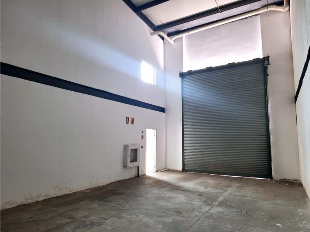 Spacious empty warehouse interior 7m ceilings concrete floor Pacora Panama for rent or sale