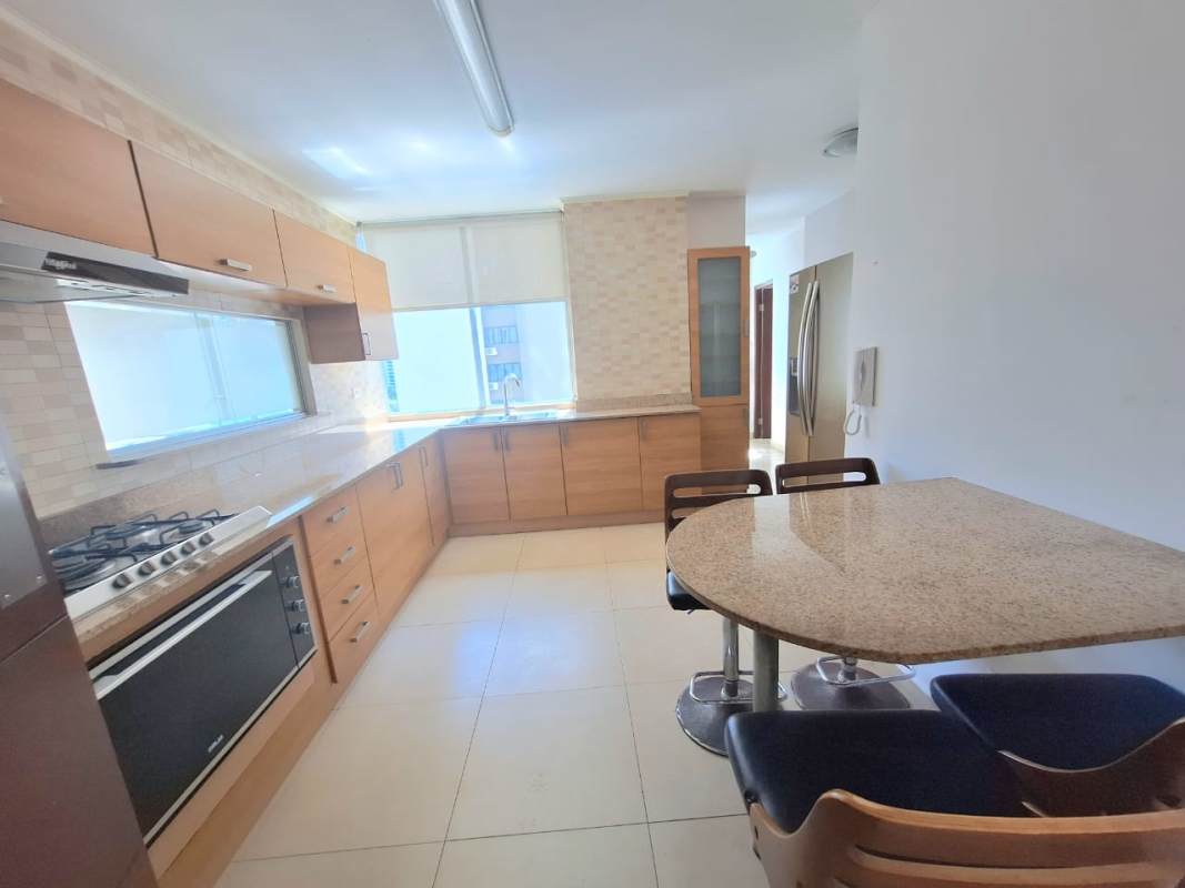 Guest bedroom with built-in closet and city view in PH Titanium San Francisco Panama