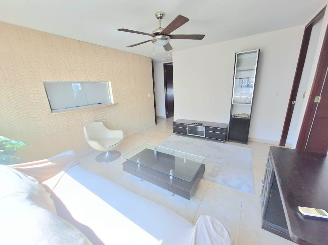 Master bedroom with walk-in closet and ensuite bathroom in PH Titanium San Francisco Panama