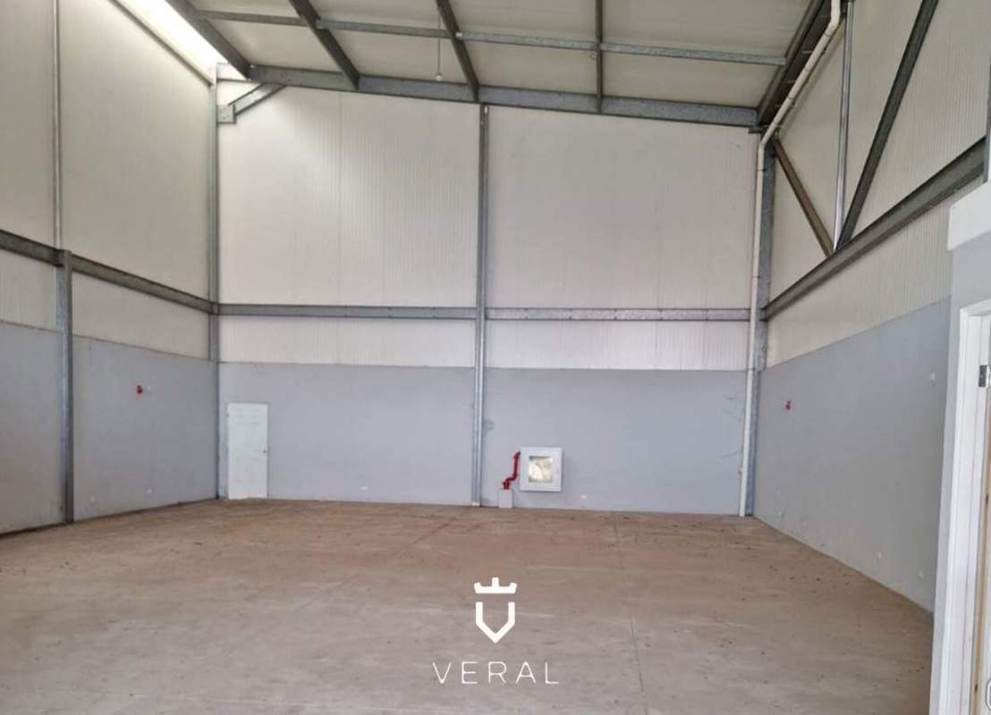 Empty high-ceiling warehouse space with concrete floor at Panapark Free Zone Nuevo Tocumen Panama