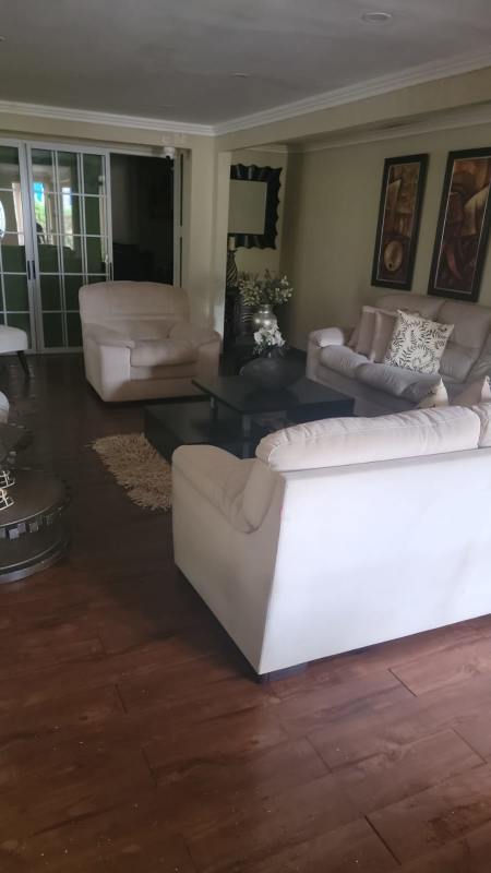 Covered patio with tiled floor, garden plants and outdoor seating San Antonio Panama