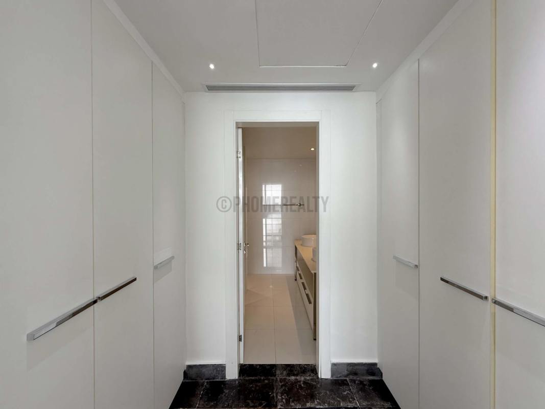 Large balcony terrace offering Pacific Ocean and city skyline views at PH Yoo Panama