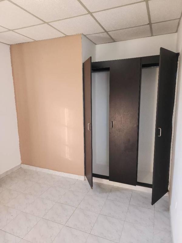 Bathroom with walk-in shower pedestal sink house rental San Lorenzo La Cabima