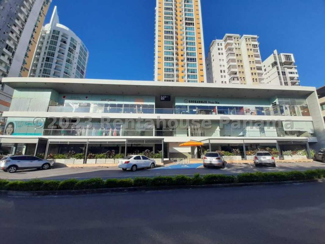 Spacious interior storefront with ceramic flooring and recessed lighting in San Francisco Plaza Panama